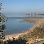 Villa Les Pieds Dans L'eau Acces Direct A La Le Plomb