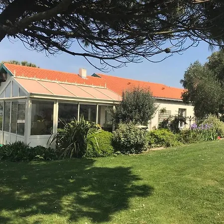 Les Pieds Dans L'eau Acces Direct A La Villa Le Plomb