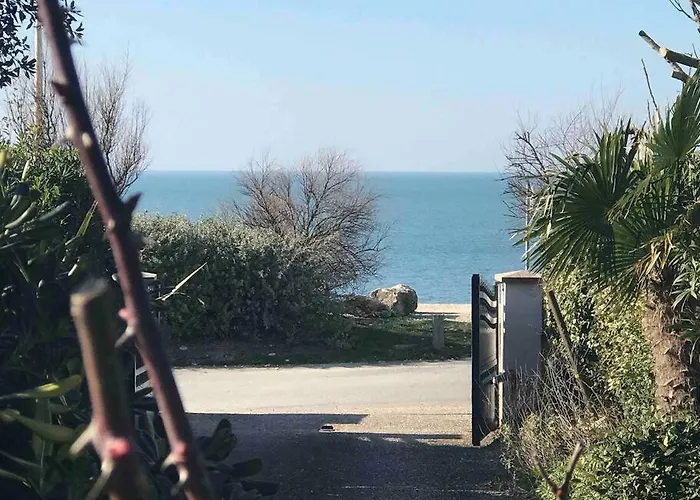 Les Pieds Dans L'eau Acces Direct A La Villa Le Plomb