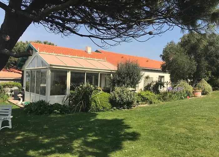Les Pieds Dans L'eau Acces Direct A La Villa Le Plomb
